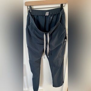 Figs petite medium scrub yola pant dark harbor